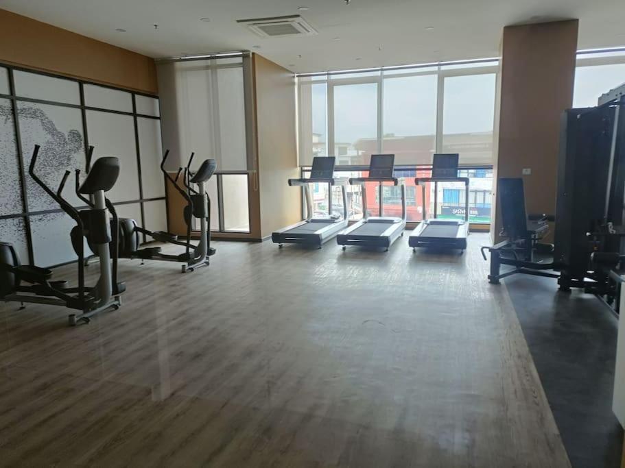 Sky Trees Netflix And Facilities At Bukit Indah Apartment