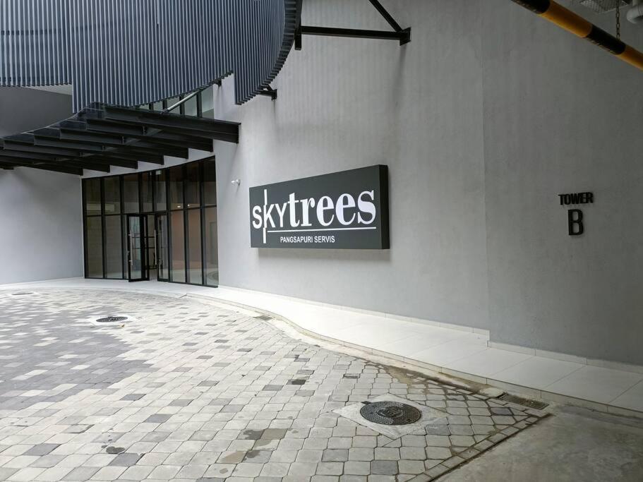 Sky Trees Netflix And Facilities At Bukit Indah Apartment *